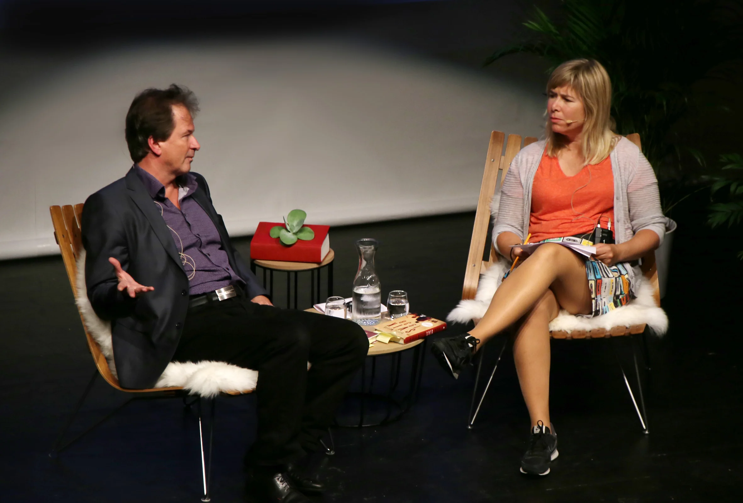 Kjell Westö i samtale med Synnøve Haga under "Møte med Kjell Westö" i Teatret Vårt onsdag kveld. Foto: Sven Erik Skarsbø.