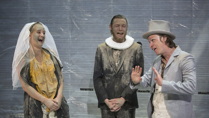 God avkastning: Martinas økonomiske-jeg (Sara Fellmann), presten (Lars Melsæter Rydjord) og brudgommen, Mani (Bjørnar Lisether Teigen) har en økonomisk vri på bryllupsløftene sine. Foto: Arild Moen, TIngh Kommunikasjon.
