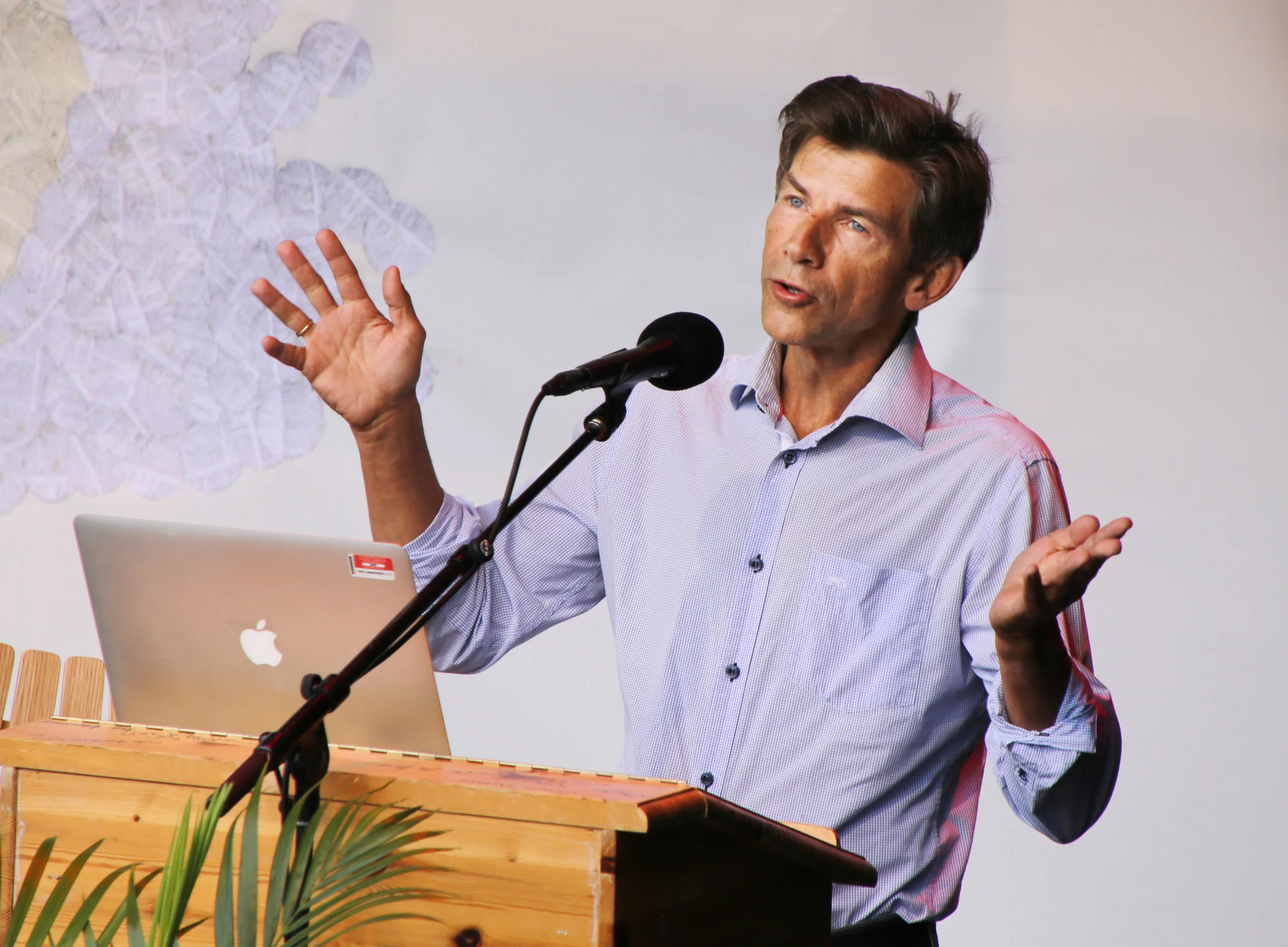 Professor i biologi, Dag O. Hessen mener at det er stor verdi i den urørte naturen. Foto: Sven Erik Skarsbø