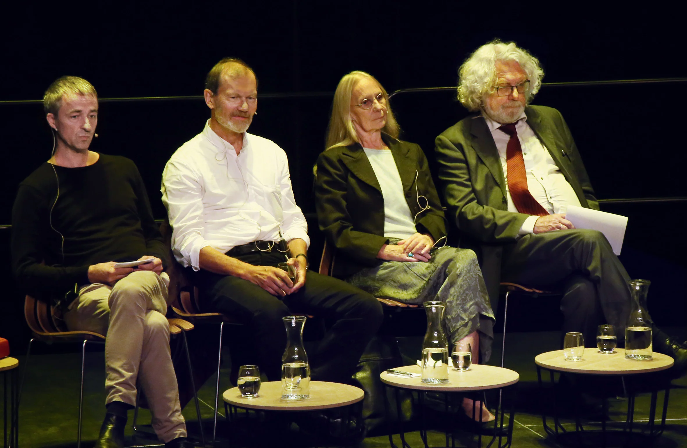 Klare for debatt: Panelet på Europaseminaret i Teatret Vårt. F.v. journalist og forfatter, Sten Inge Jørgensen, professor i statsvitenskap, Øyvind Østerud, professor i sosialantropologi, Unni Wikan og forfatter Edvard Hoem. Debatten ble ledet av Christian Borch. Alle foto: Sven Erik Skarsbø.
