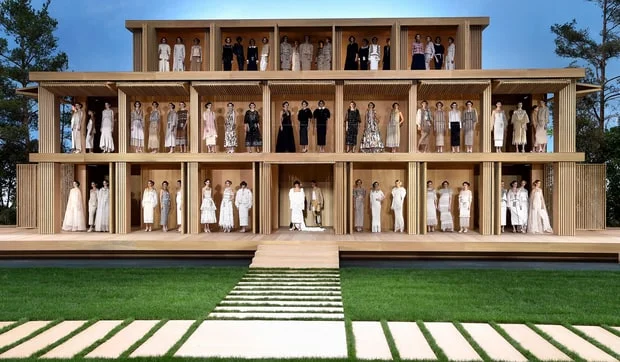 chanel-stage-open-a4b96048-cc89-49a7-ae58-65160b08f778.jpg