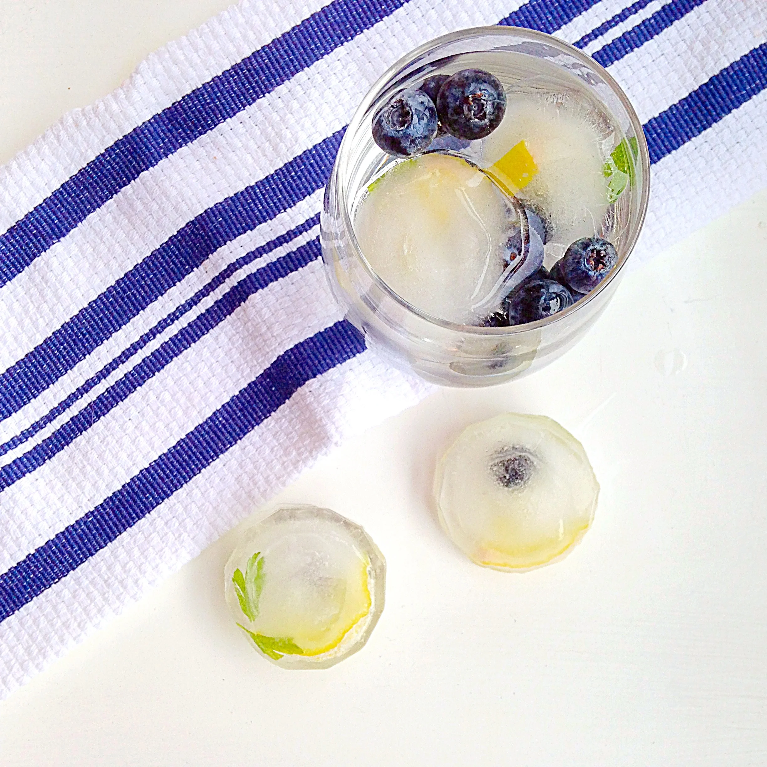 Beauty Hacks: Lemon & Blueberry Infused Ice for Antioxidant Hydration