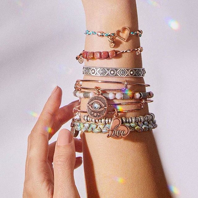 Why stick to just one bracelet style when you can rock them all together? Hello, spring styling 💁&zwj;♀️