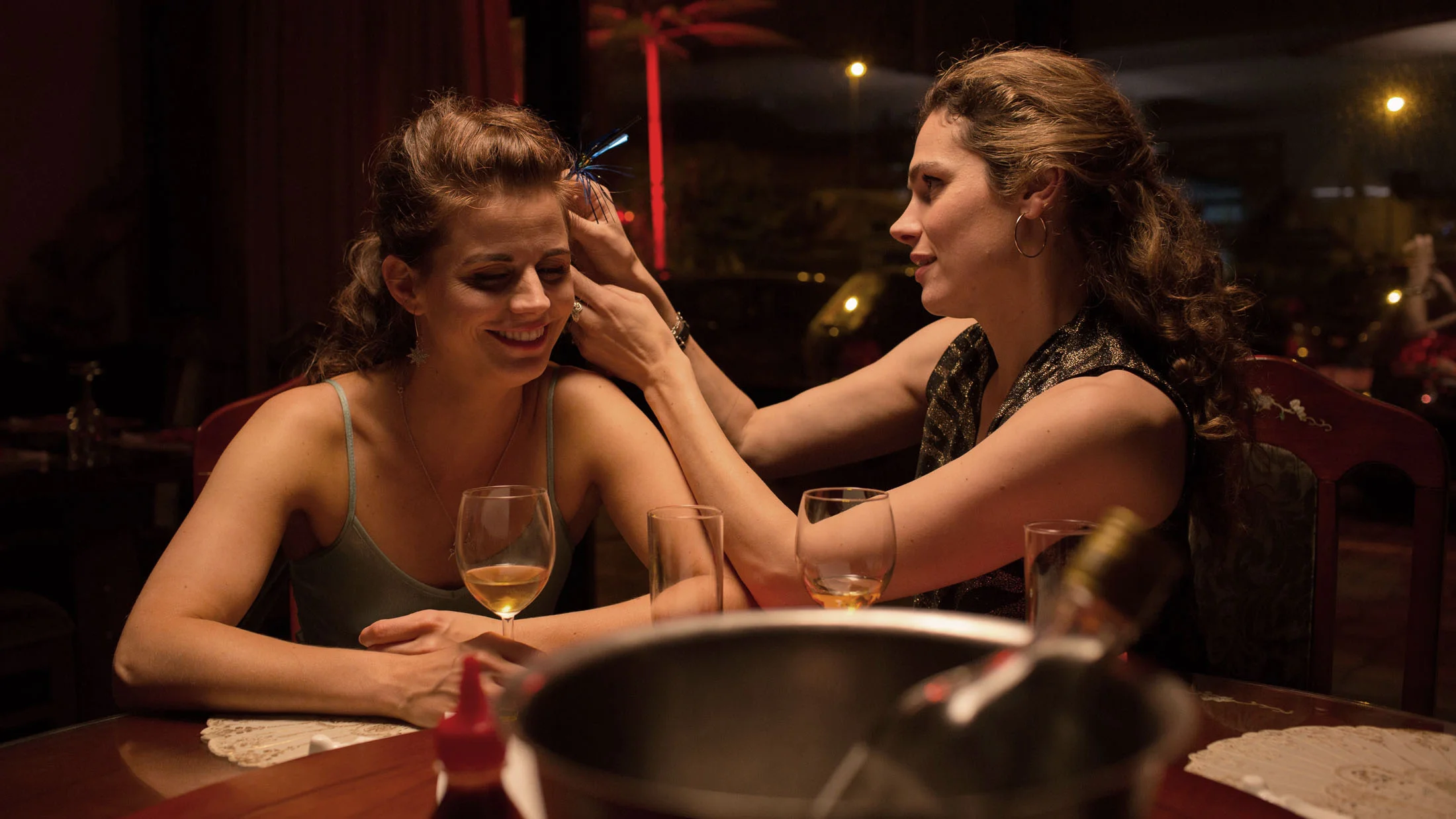 Elise Schaap & Anna Drijver in UNDERCOVER directed by Frank Devos & Eshref Reybrouck. DoP Laurens De Geyter. Courtesy De Mensen/Eén/Netflix