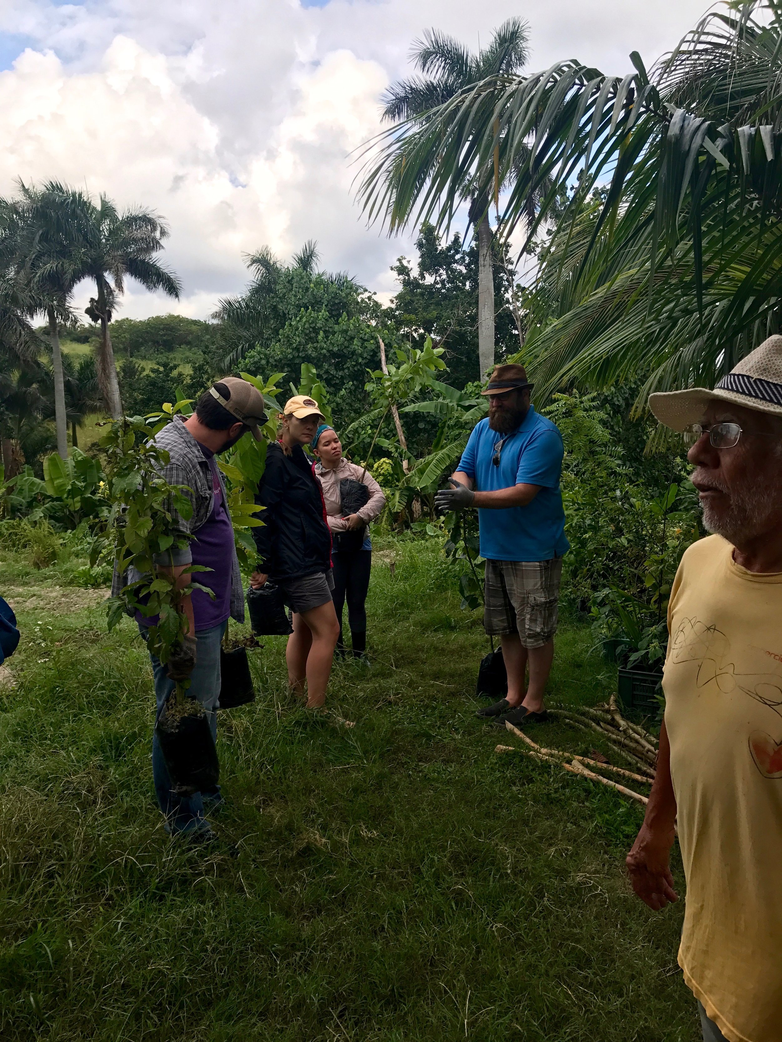 oscar and the tree planting volunteers.