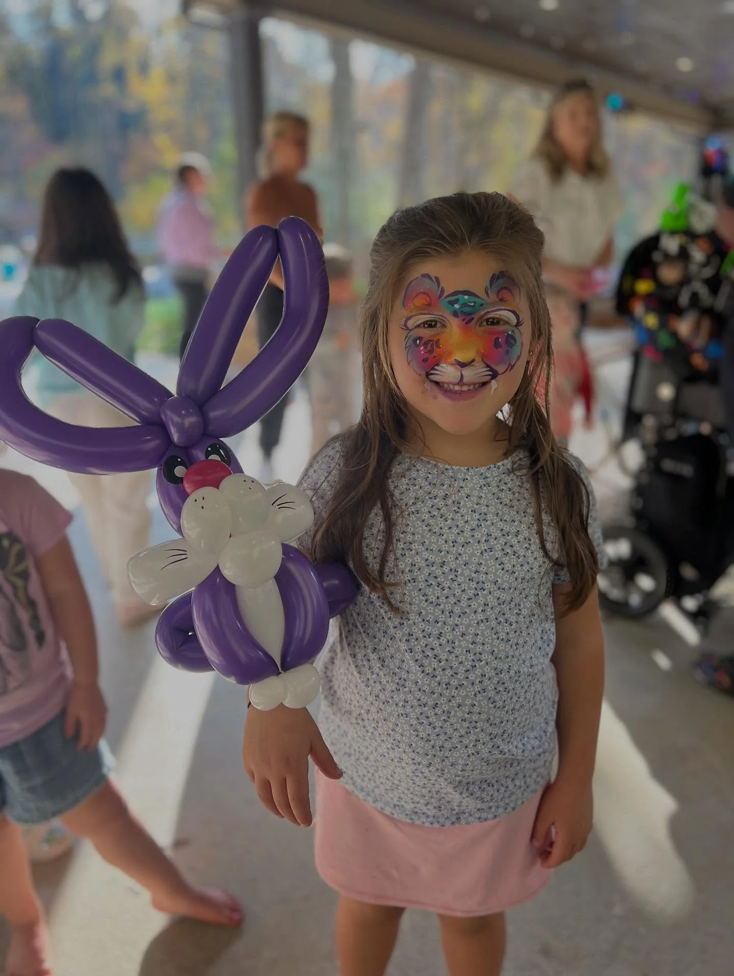 🤩 Always an honor to work alongside @blowituppro ! Her balloon artistry is amazing!
🎈

#atlantafacepainter #atlfacepainter #balloonanimals #balloonartist #blowituppro #joonieandjake #fallfun