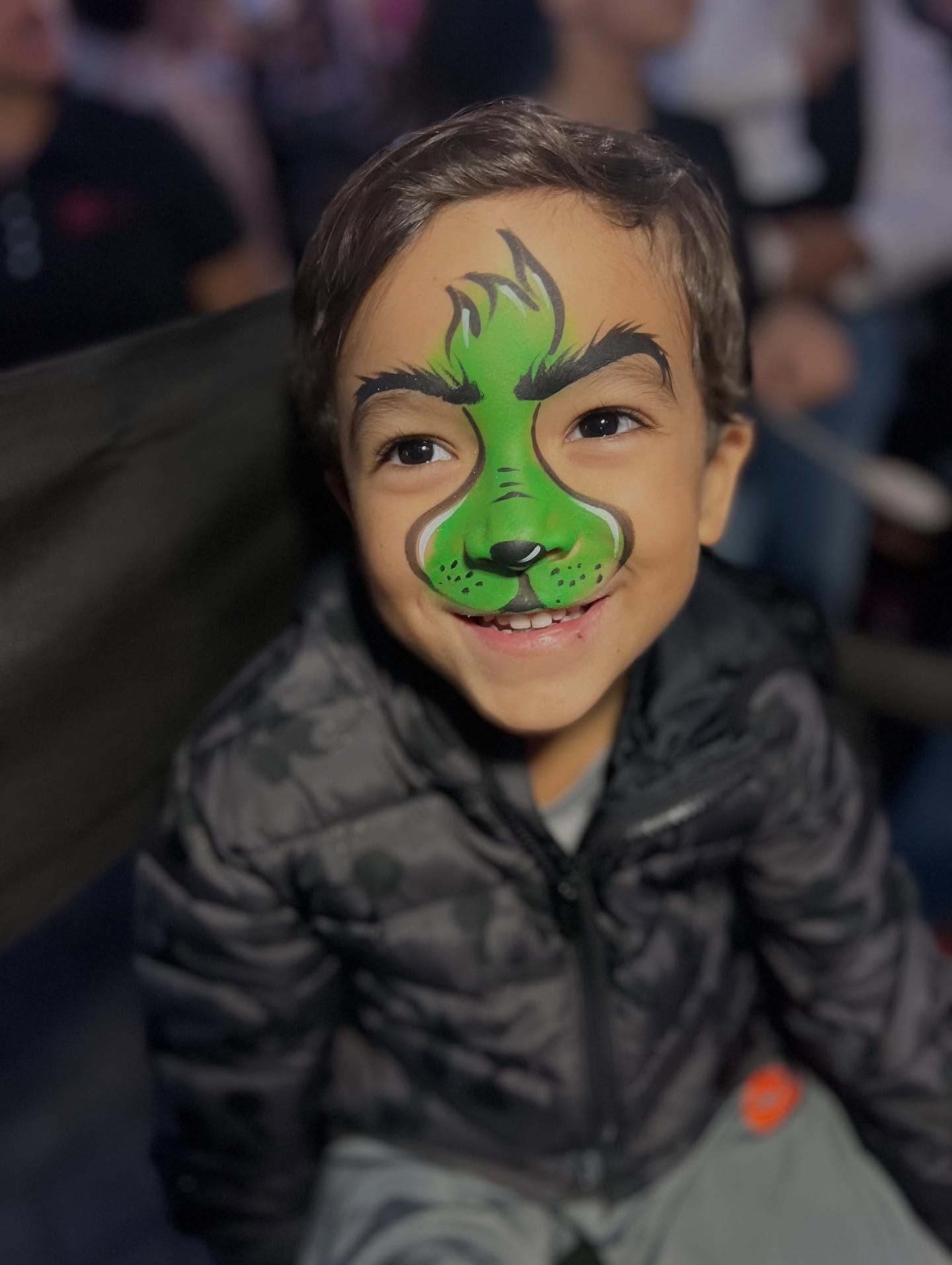 🎄 Painting the night away at the Tree Lighting Ceremony representing @magicalmemoriesentertainment ! Tis the season!