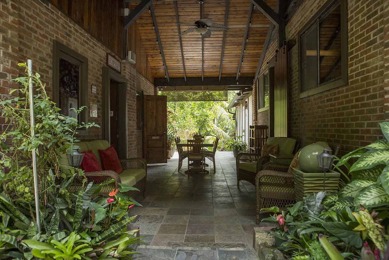breakfast room.jpg