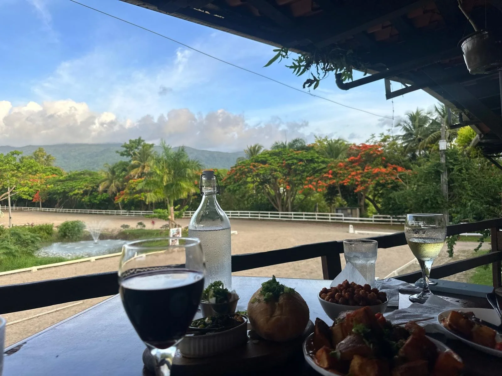   Estamos encantados de compartir una variedad de recomendaciones personalizadas para cenas románticas—ya sea que busquen un lugar íntimo, una vista frente al mar, o una comida casera y reconfortante.  