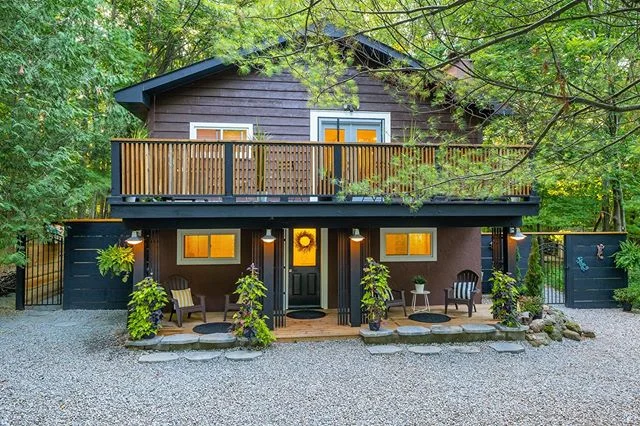 It&rsquo;s easy to photograph a home when they are so cute. This one will go fast. .
.
.
.
.
.
.
.
.
.
.
.
.
.
#realestate #realestatephotography #a7iii #photography #cottagerealtor #barrie #realtor #barrierealestate #barrierealestateteam #durhamreal