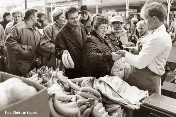 gdr-bananas-queue.jpg