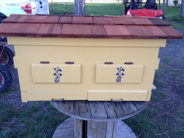 Observation windows for quick inspections of the hive.