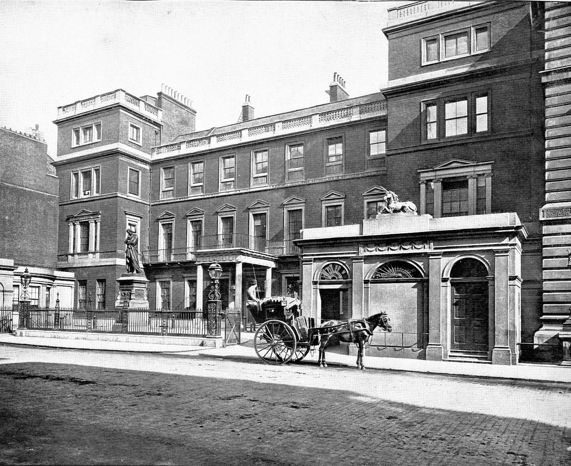War Office, Pall Mall circa 1900. Used under Creative Commons by SA 2.0 .