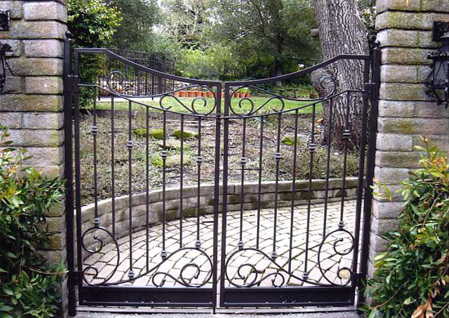 reverse-curve-double-pool-gate.jpg