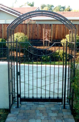 entrey-gate-with-garden-trellise.jpg