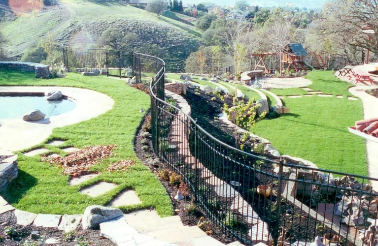 double-top-bar-curved-pool-fence.jpg