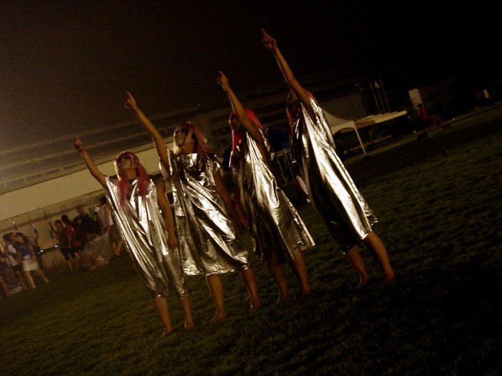   Silver Blimp  performance. Seoul Race Park, 2007. Photo: UFOlab.      