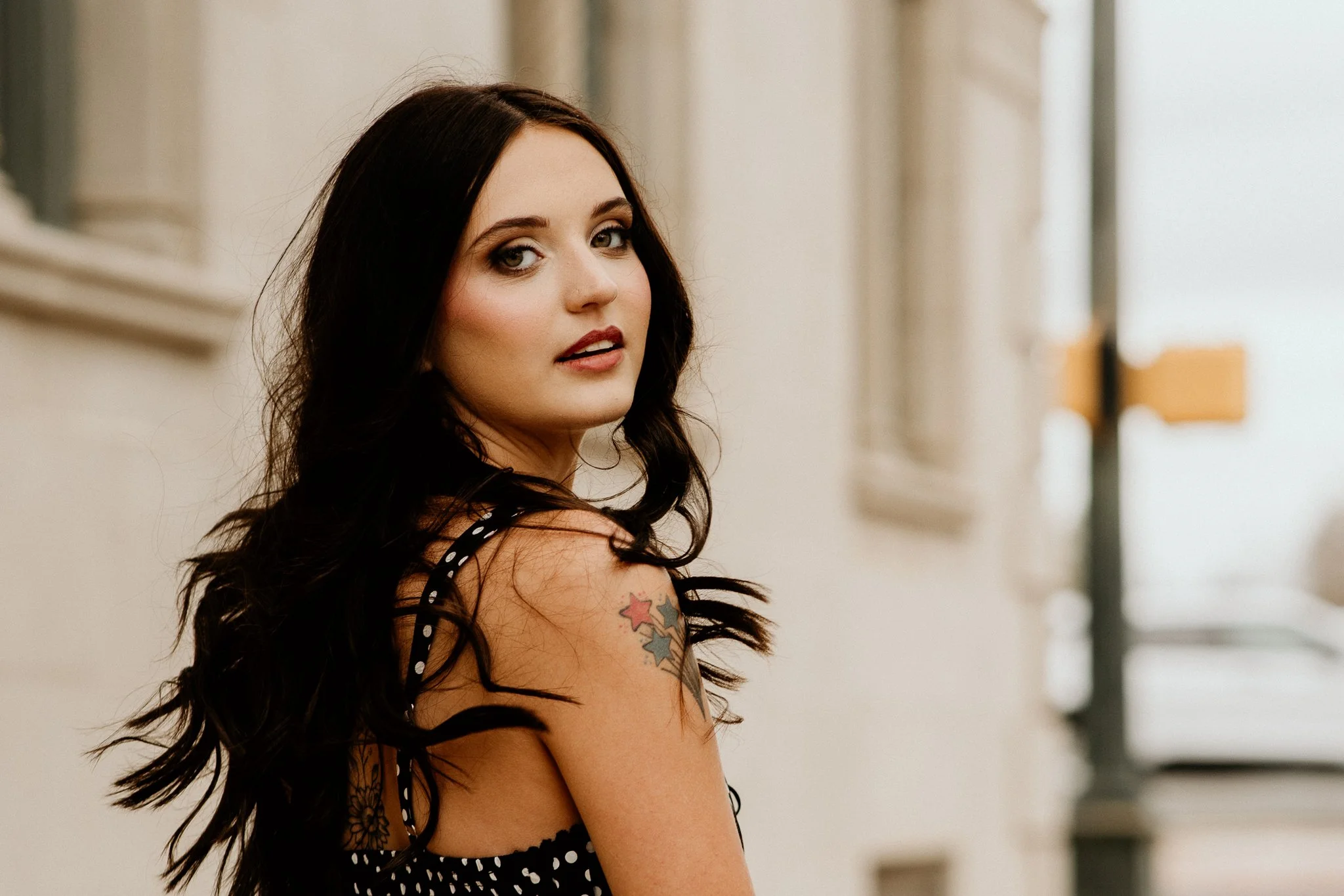 just catching some wind downtown with this gorgeous girl 🖤 ughhh, so beautiful! 

beautiful hamu: @sdeschlerhair 
@julia_shows_ 
#calliejophotography #seniorszn #seniorologie #seniorphotographer #downtownseniorsession