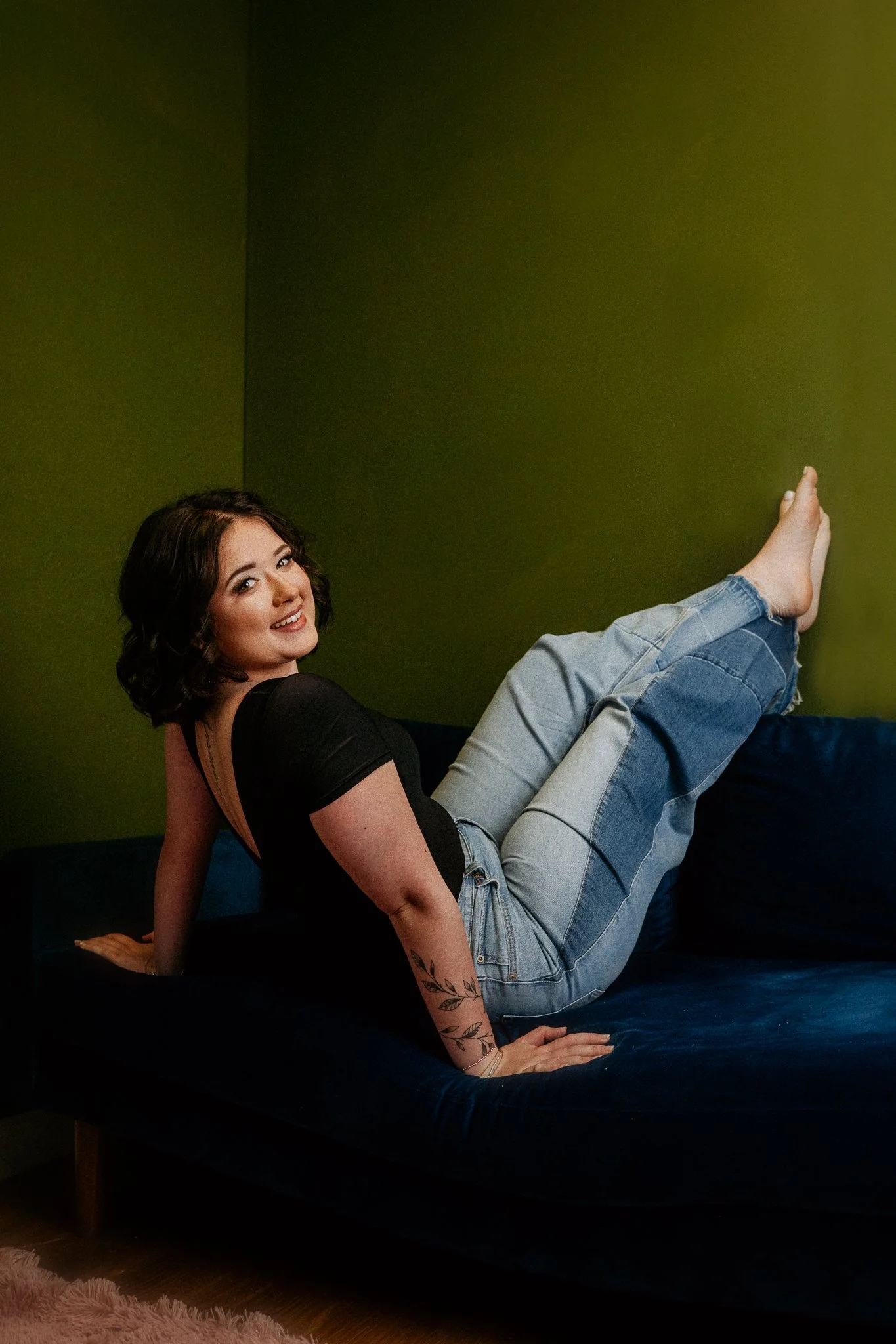 loveeeee the simplicity, yet colorful vibe of this shot 🛋️ #studiosession #seniorphotographer