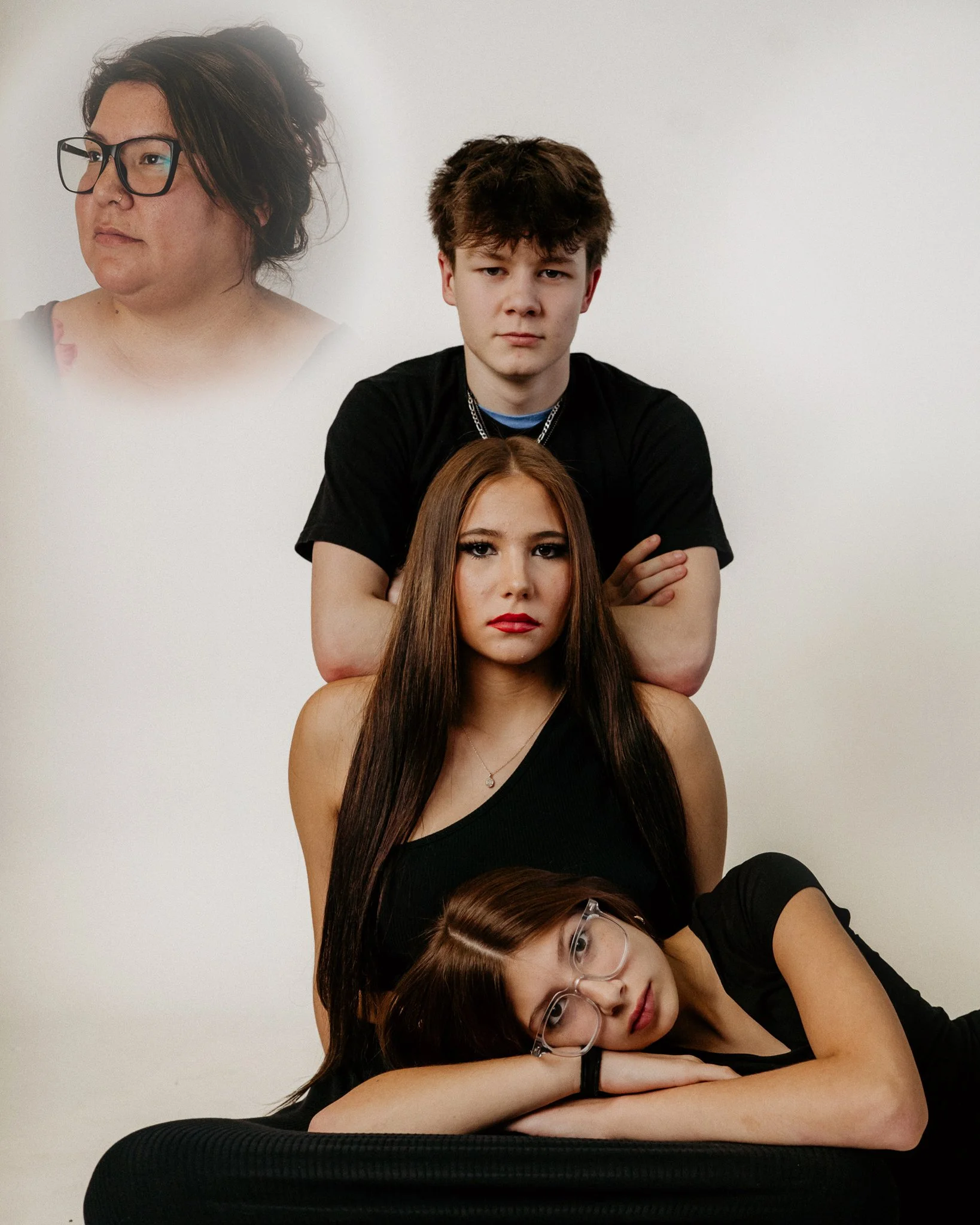 perks of tagging along to your siblings studio session 😆 now we just need dad on the right LOL!! I can't with this crew 🤣 so hilarious and so much fun!