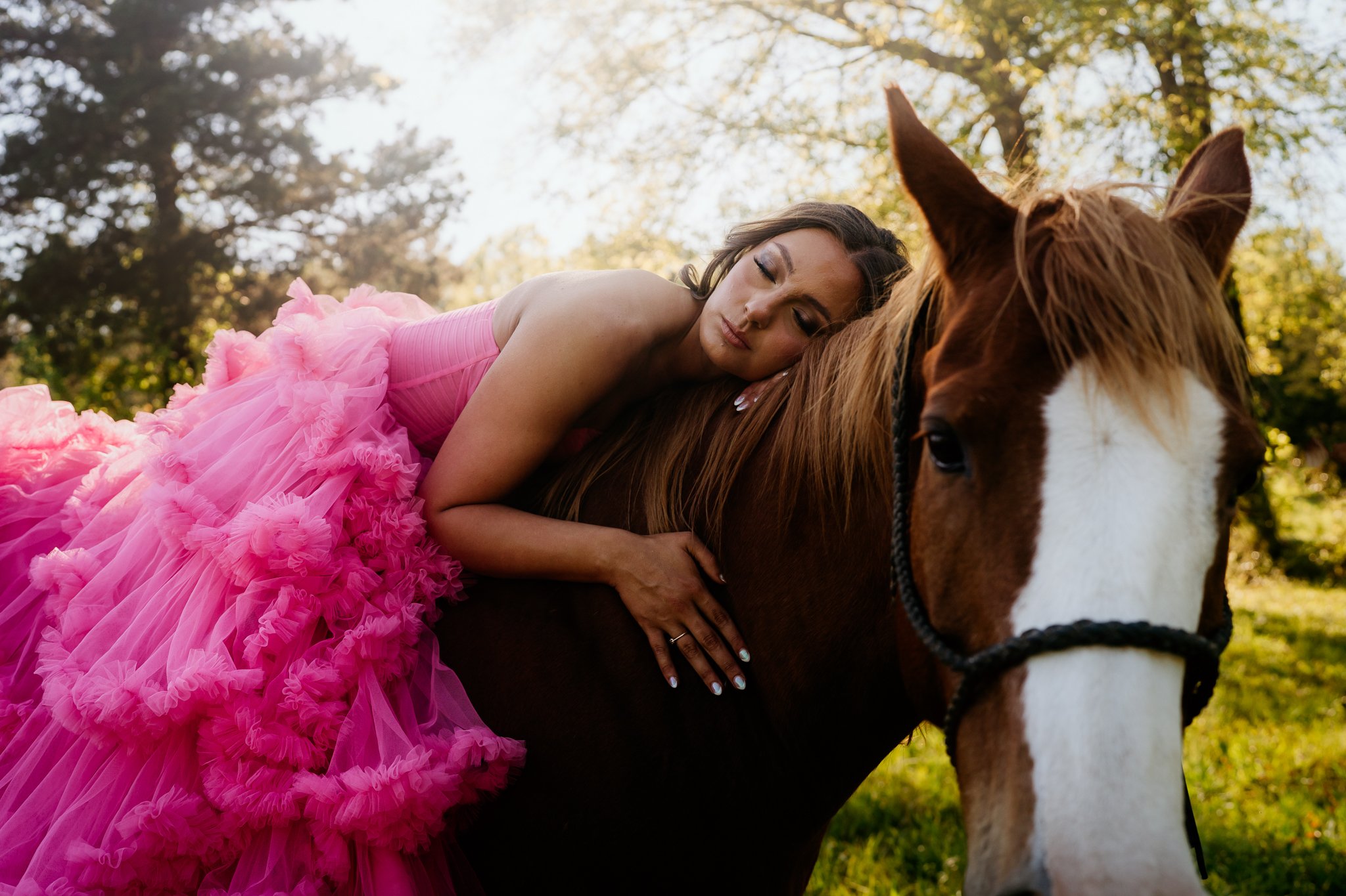 I haven't given my girl a shout out in awhile, whewww @calliecoecoehair sure knows how to bring out the best in my gals! And pink is definitely the color of the season! 🤩🩷 #calliejophotography #seniorphotographer @seniormuse  @seniorstyleguide  #se