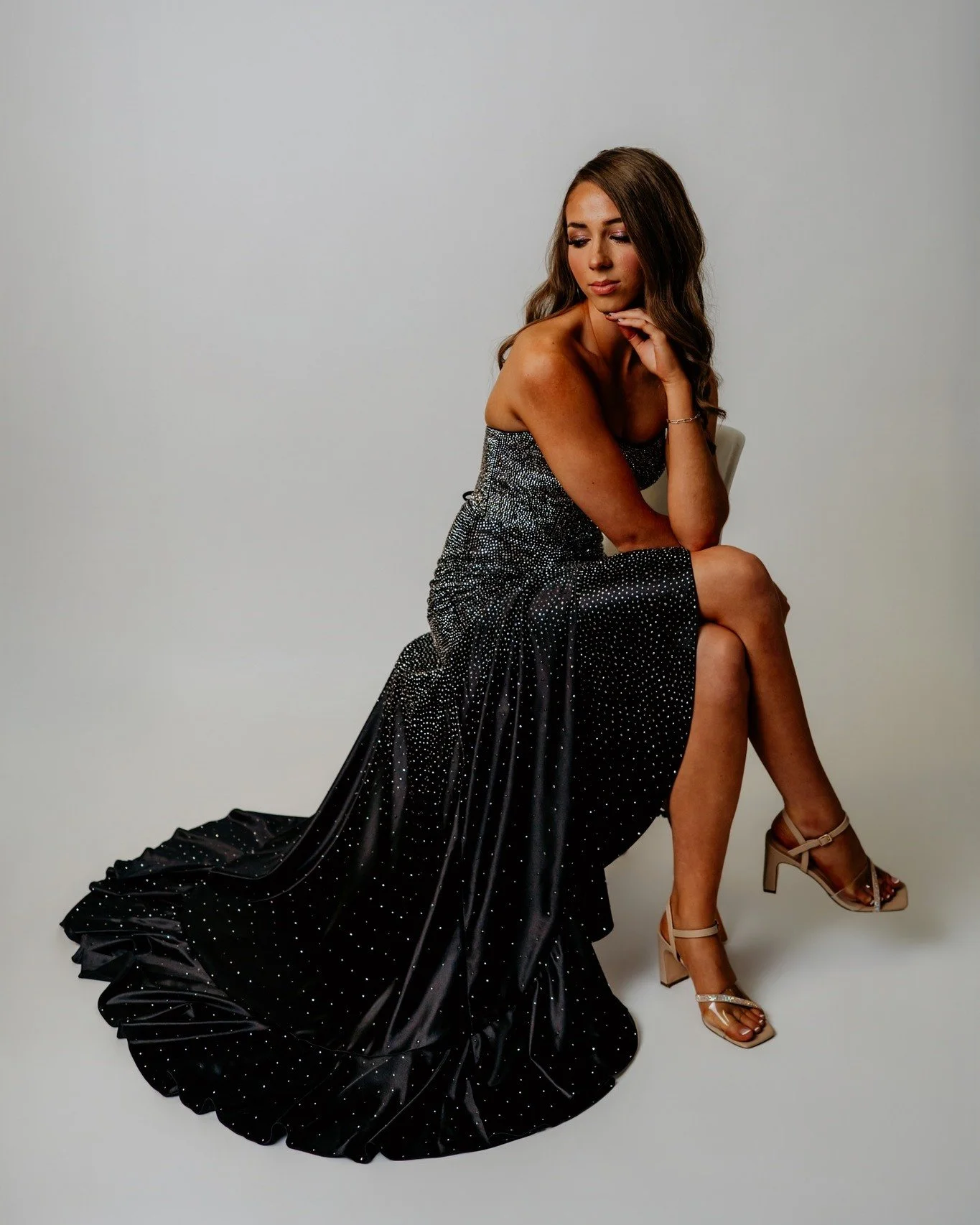 Whewwww life lately 😵&zwj;💫 so thankful for my busyness, though. Prom Pop Up galleries have been sent out 🙌🏼 whoo hoo! LOL!! Still stunned by all these beautiful kiddos! #seniorphotographer #studiosession #promminis