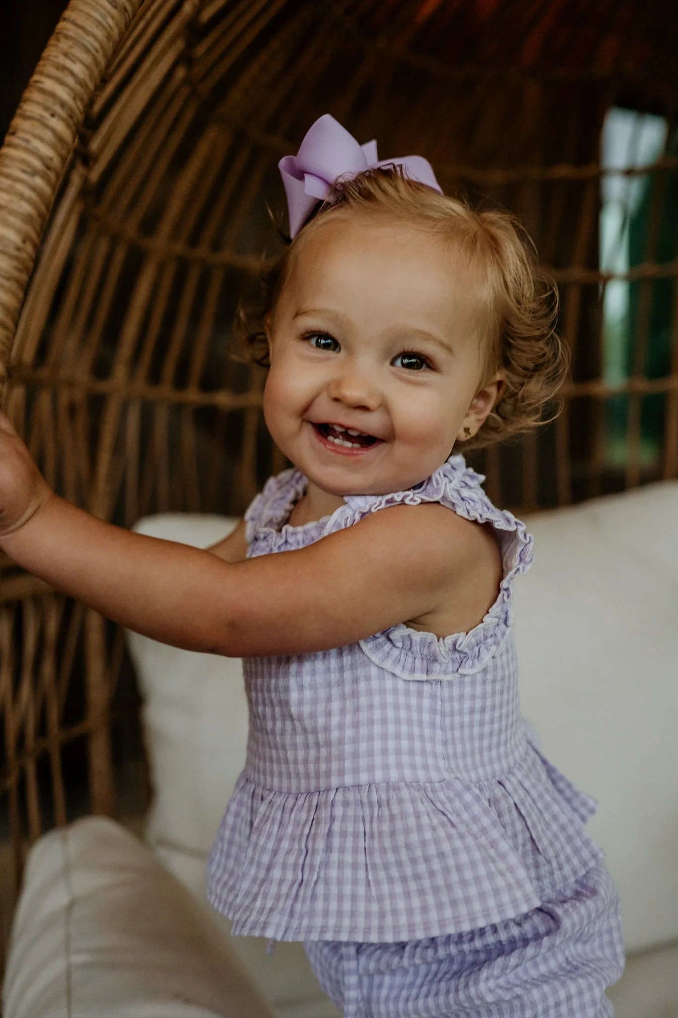 Why do I wear a harness with two cameras when I shoot? Because peekaboo through the chair gets them EVERY. SINGLE. TIME. and even though I love my 85, that 35 is a must for these 😆 #familyphotographer #childhoodphotography