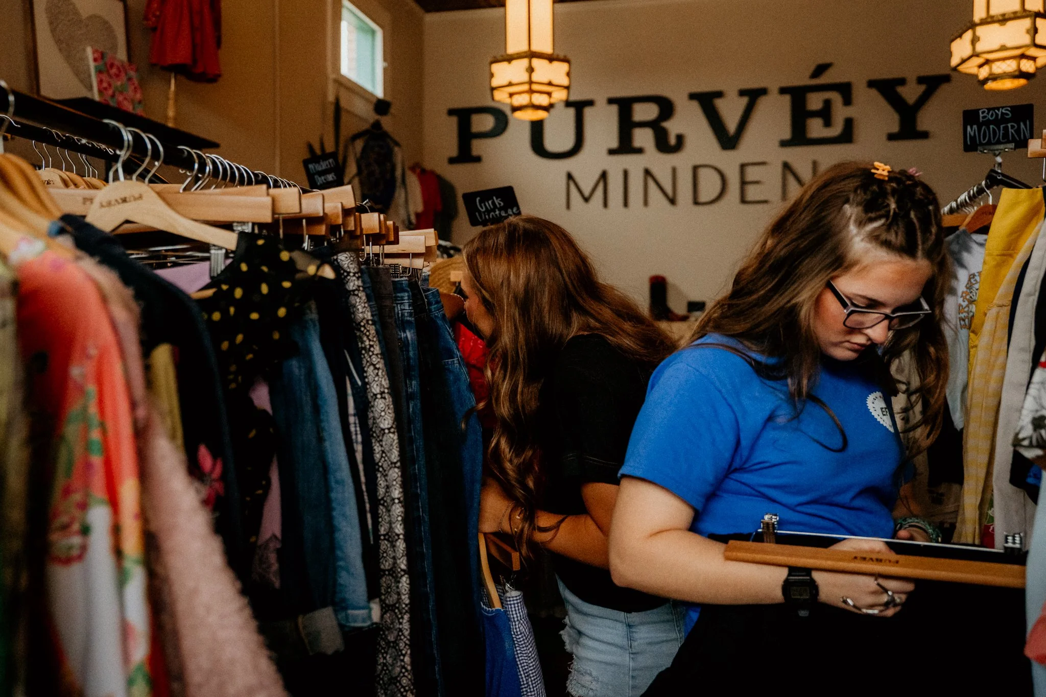 callie-jo-photography-senior-thrift-shopping-5.jpg