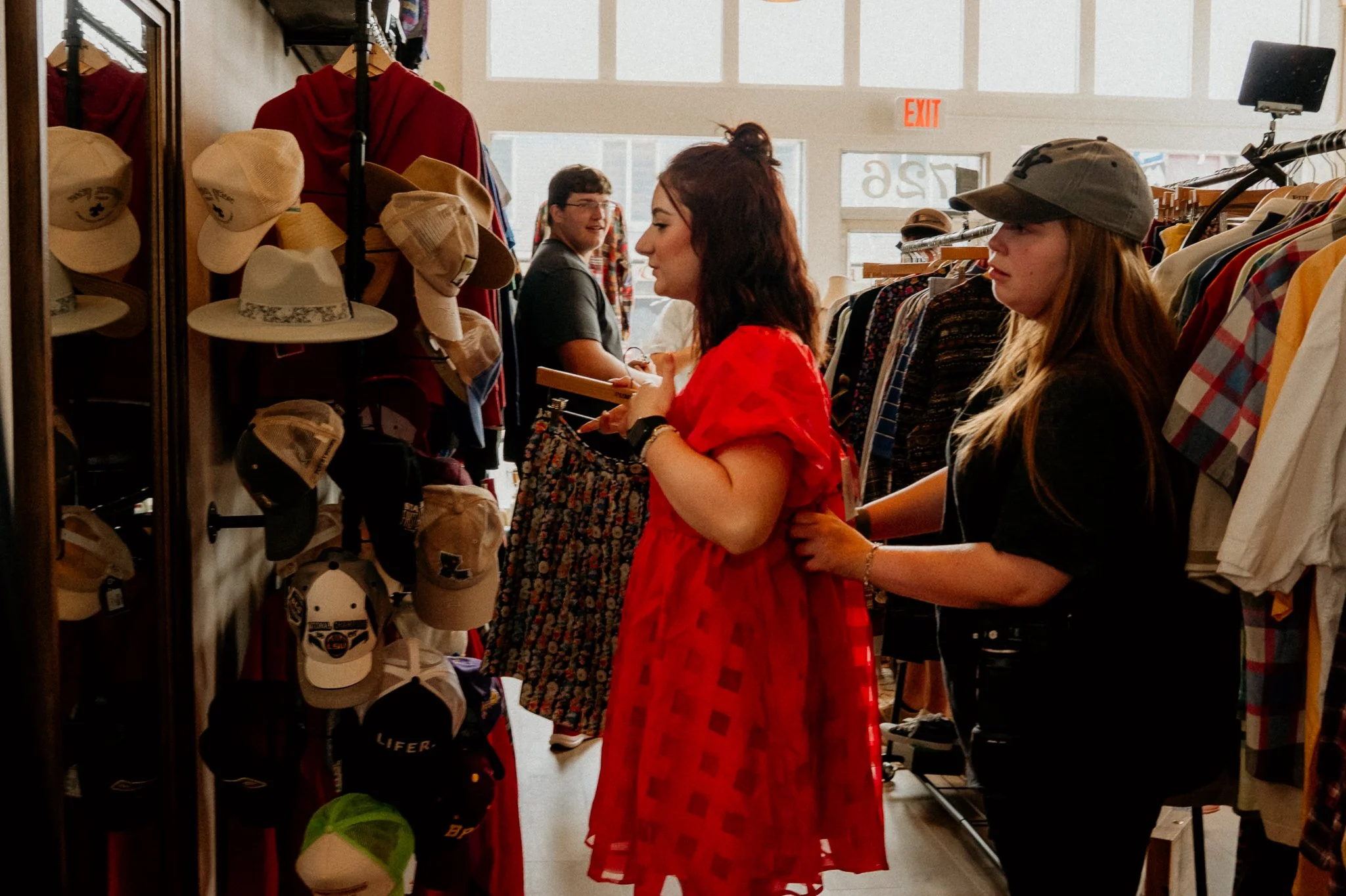 callie-jo-photography-senior-thrift-shopping-12.jpg