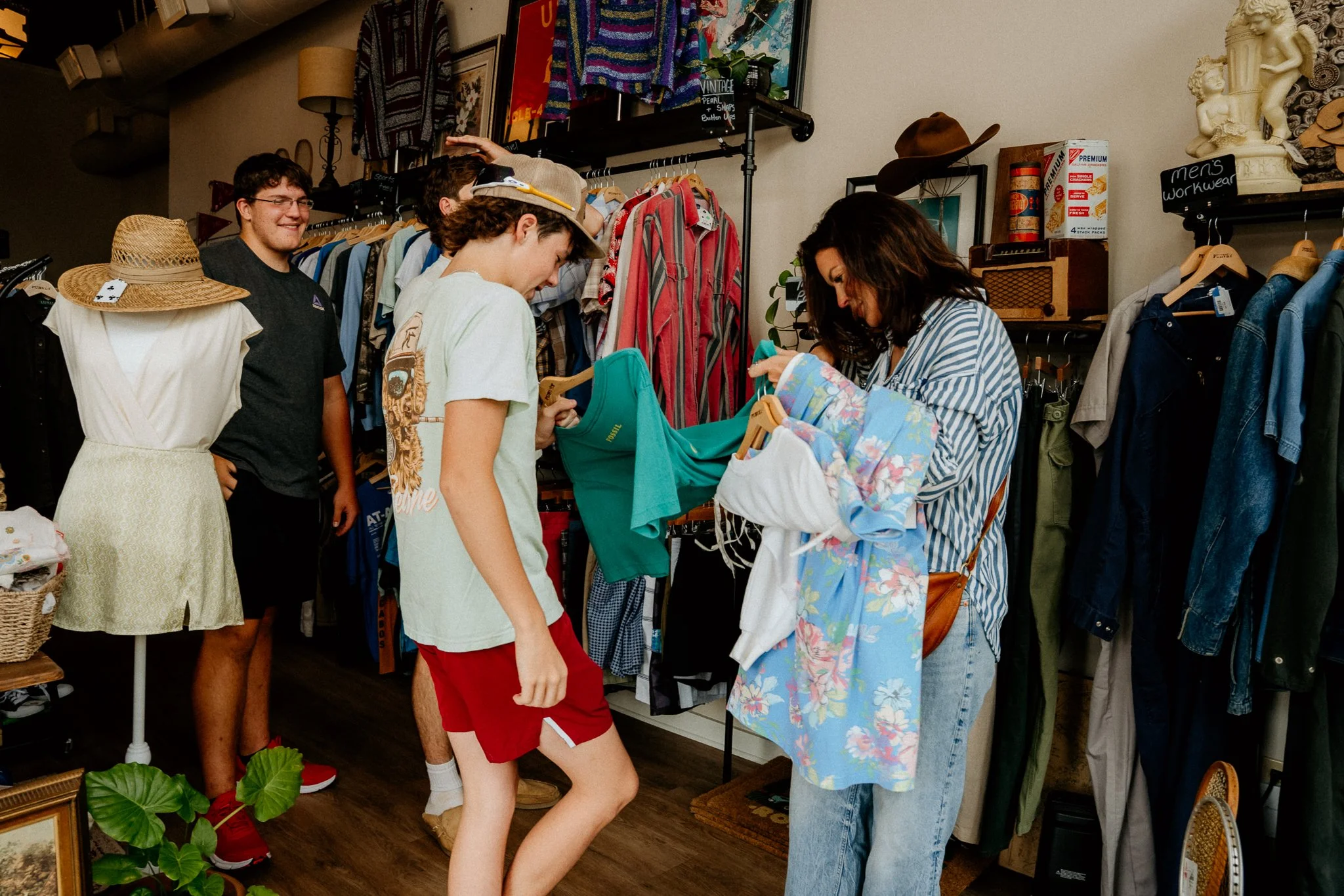 callie-jo-photography-senior-thrift-shopping-14.jpg