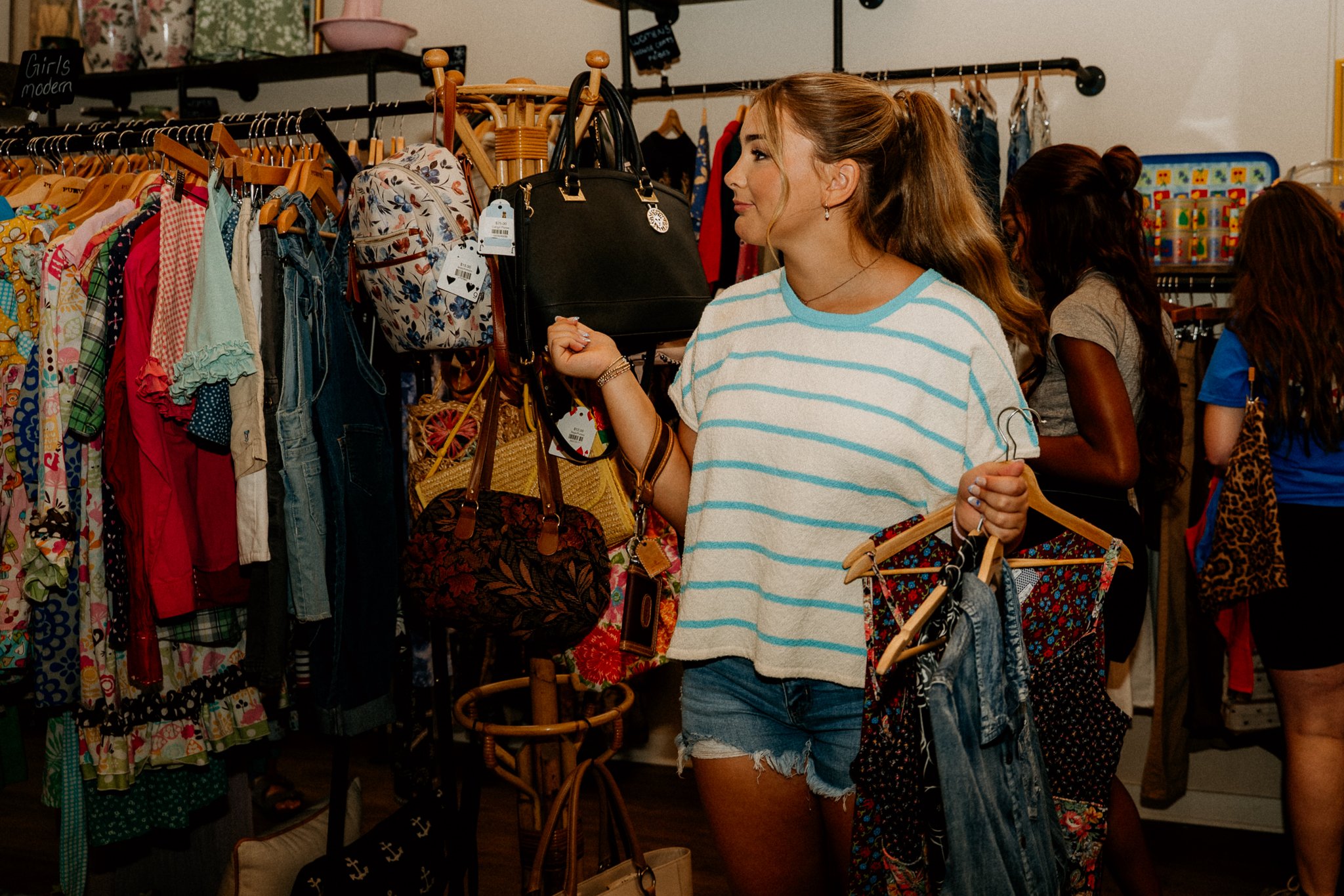 callie-jo-photography-senior-thrift-shopping-20.jpg