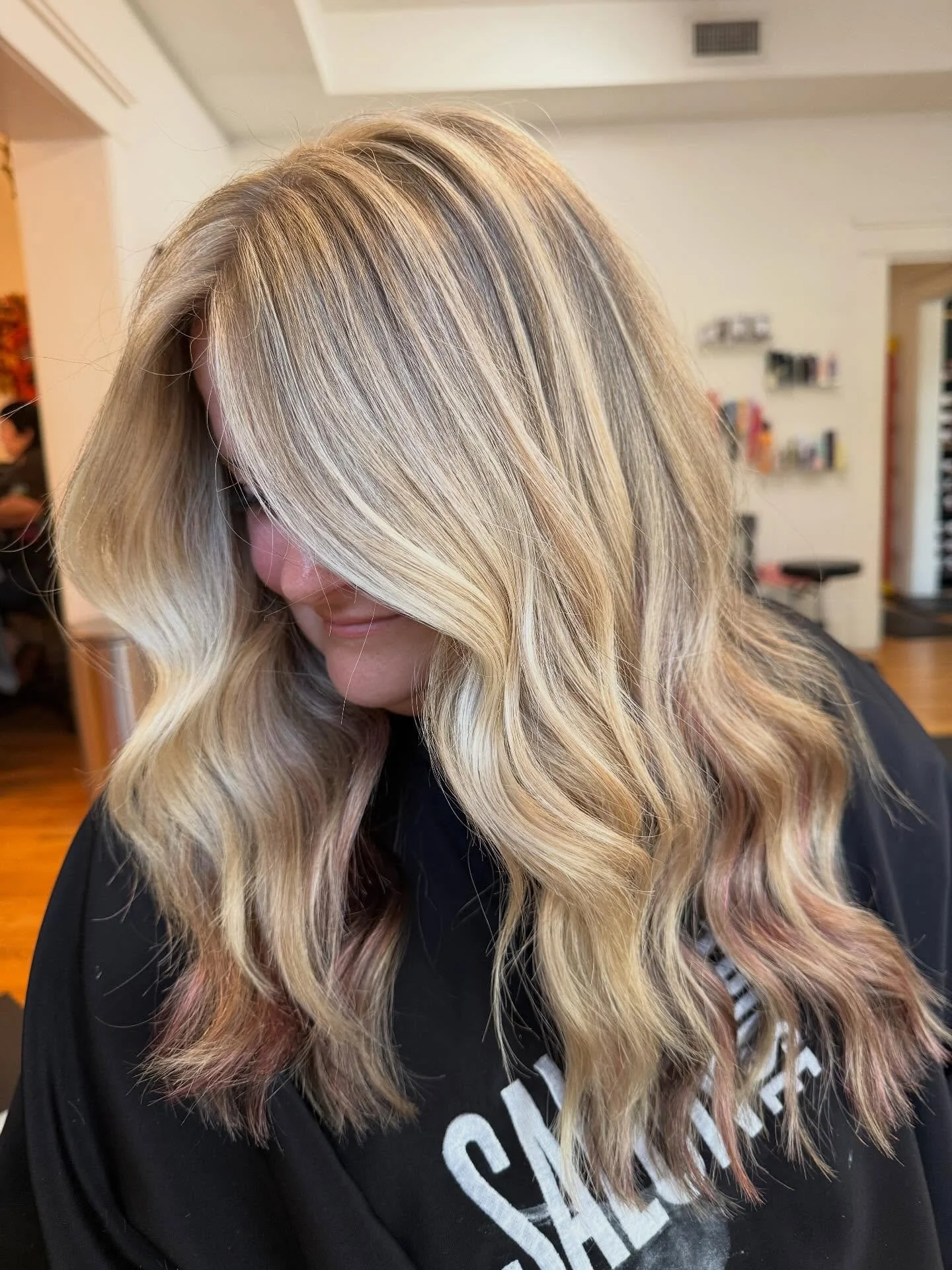 I post one blondie with pops of pink and everyone starts calling. 💕

#houstonhair #houstonhairstylist #montrosehouston #salontrosehtx