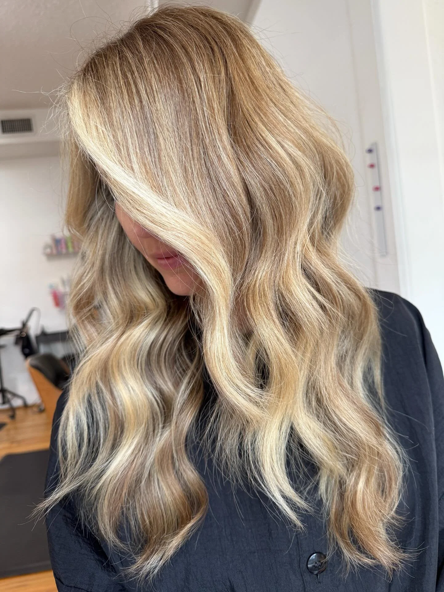 The fluff ✨✨✨✨

Just a few sprinkles on the top and a face framing baby light! Hair by @meaganhoustonhair 

🫣

#houstonhairstylist #montrosehouston #salontrosehtx