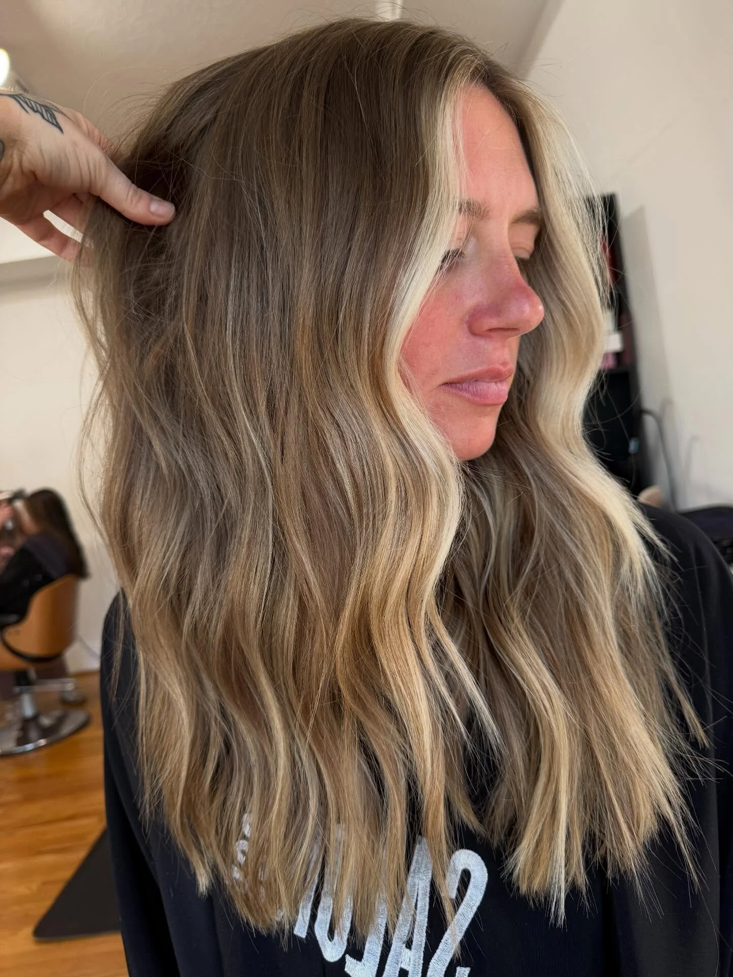 Beach hair don&rsquo;t care.

I got to play around with a new placement for face framing on one of @ginanwilsonn past clients and I had a gorgeous and flawless grow out to work with. She lifted like a dream! 🫶

#houstonhairstylists #montrosehouston 