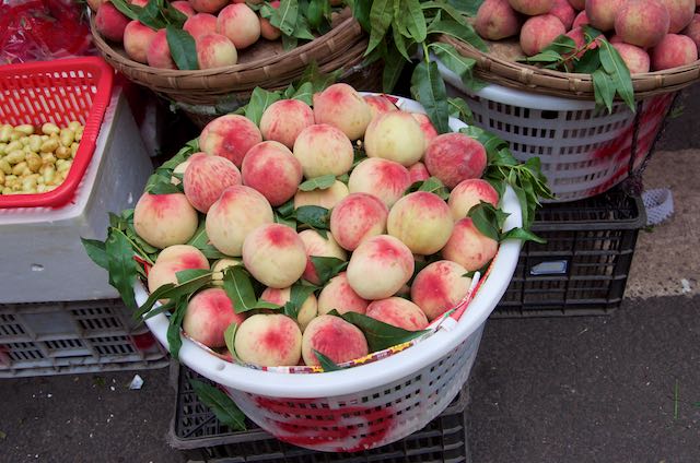 Peachess, Market, Leshan, China, 15 Jun 2015.jpg