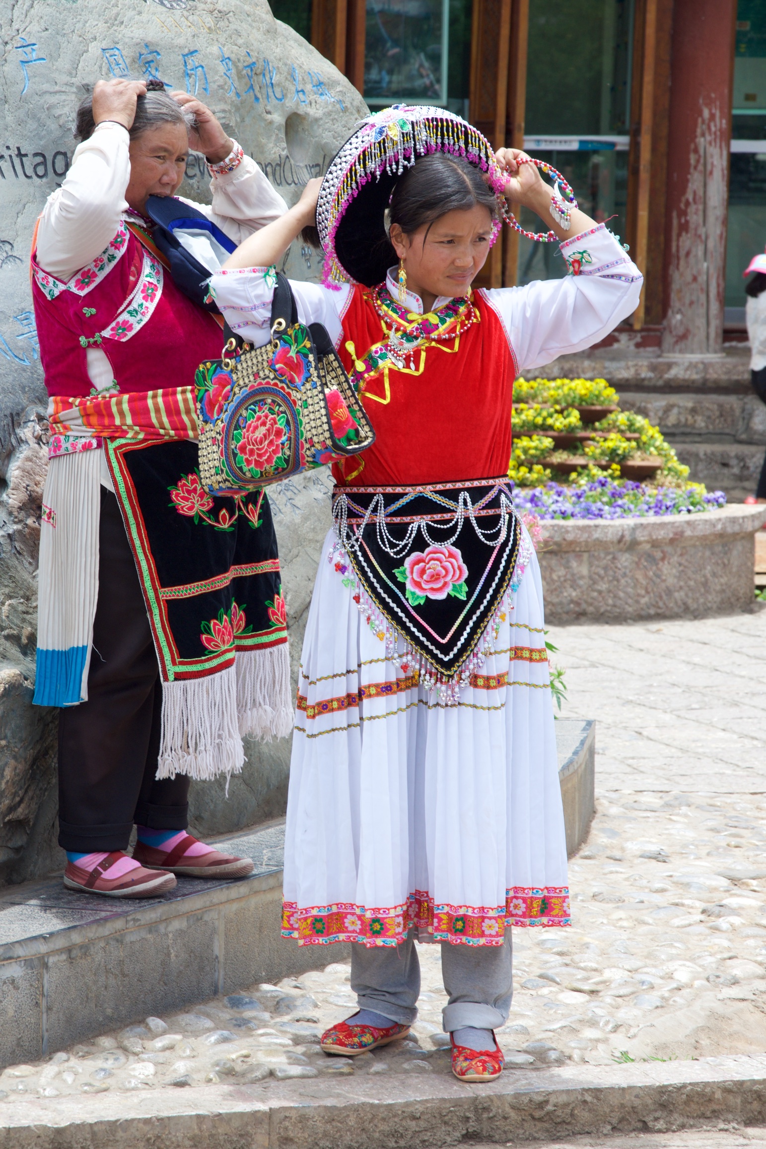  Woman in traditional Mosuo costume,&nbsp;Dayan, Old town of Lijiang 