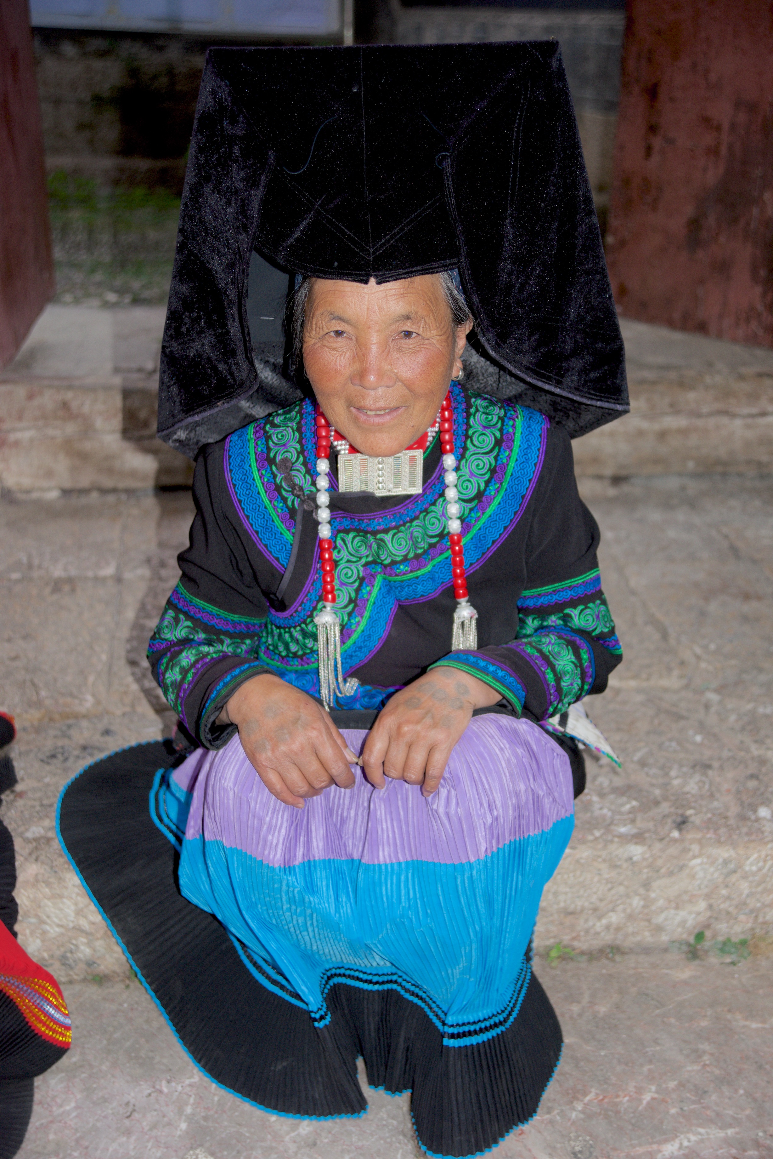  Woman in traditional Yi costume,&nbsp;Dayan, Old town of Lijiang 