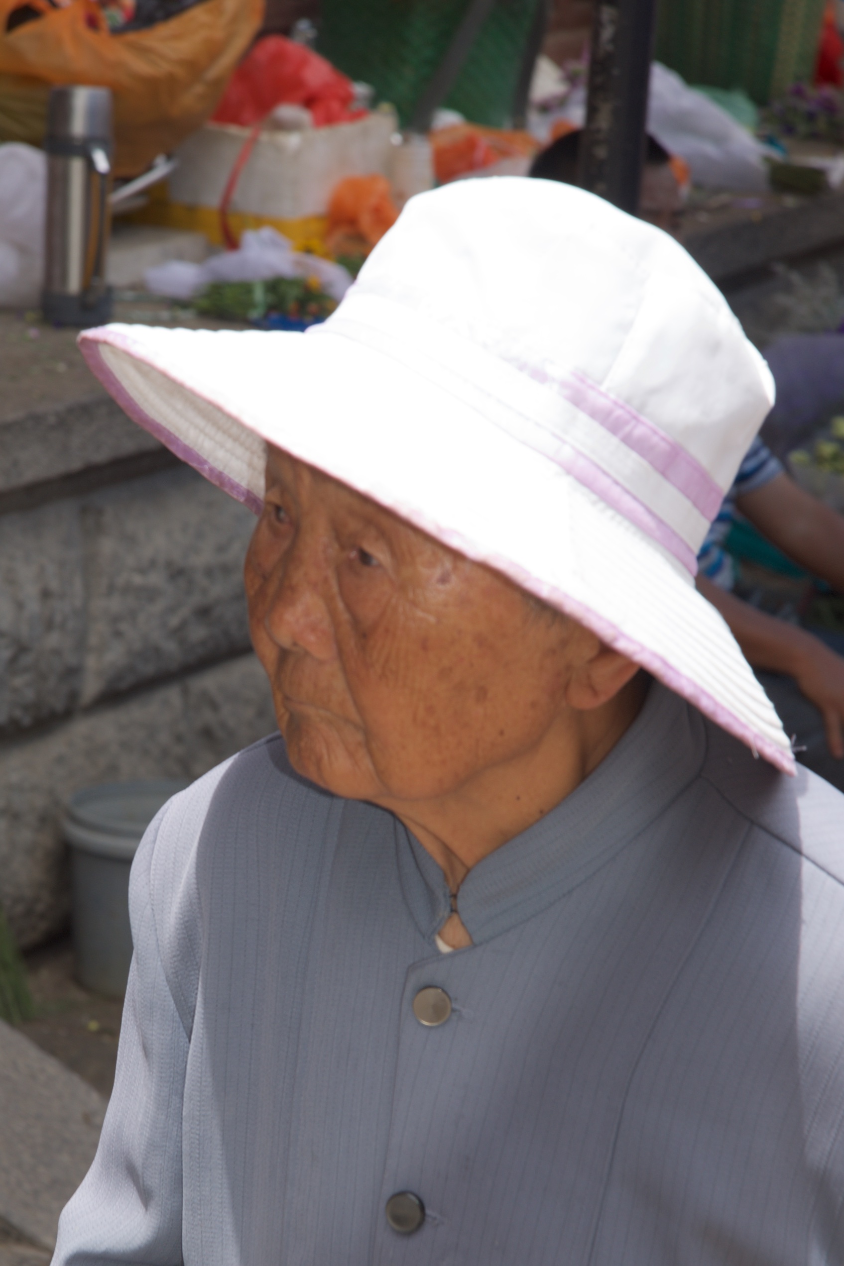  Old lady at market, Dali 