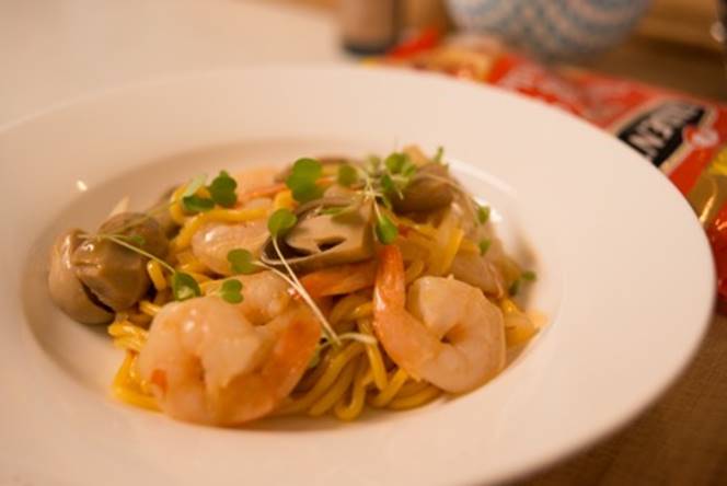Chilli Sauce Egg Noodles with Prawns stir-fry