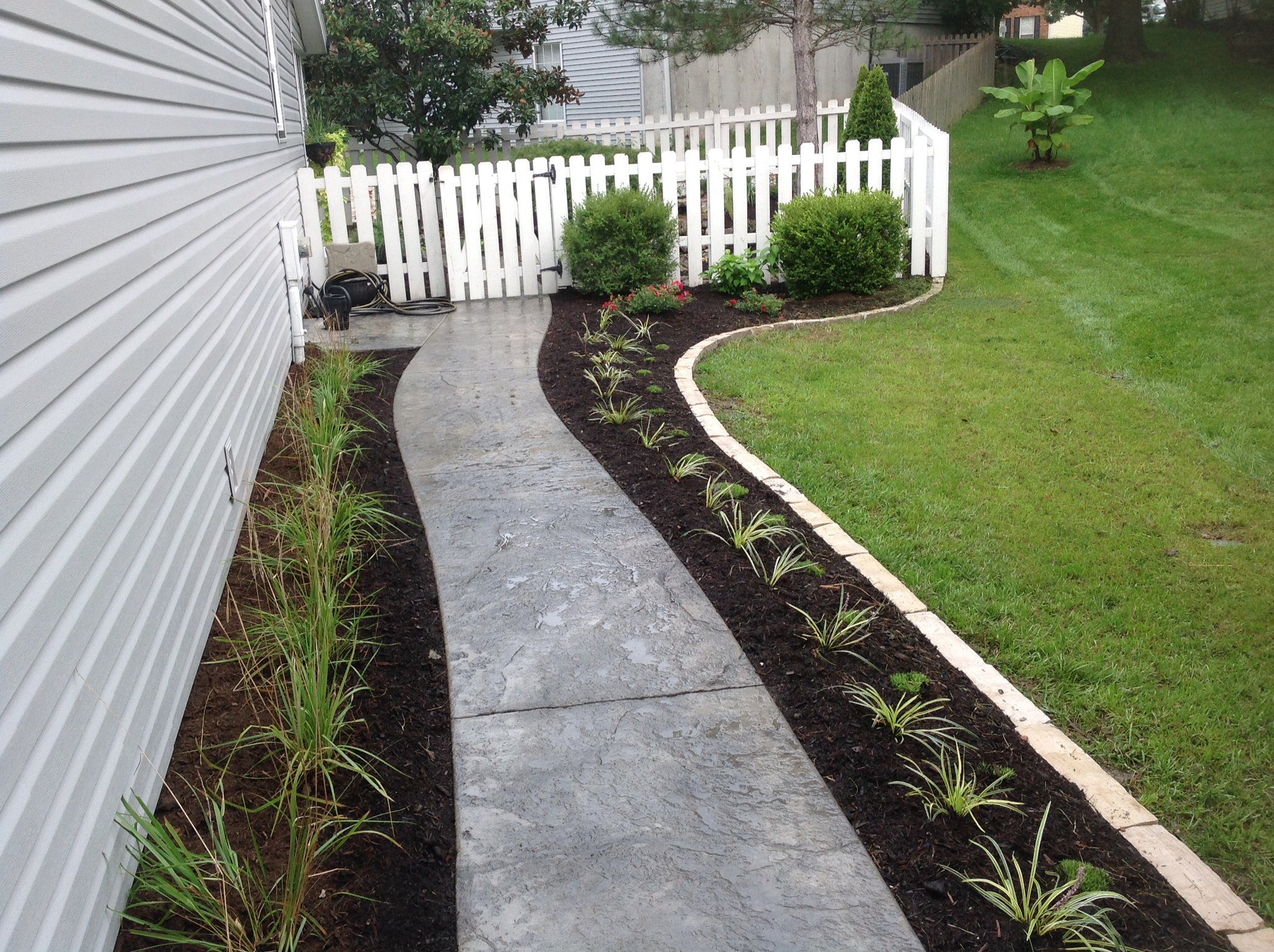 Walkway Mulch Beds and Edging