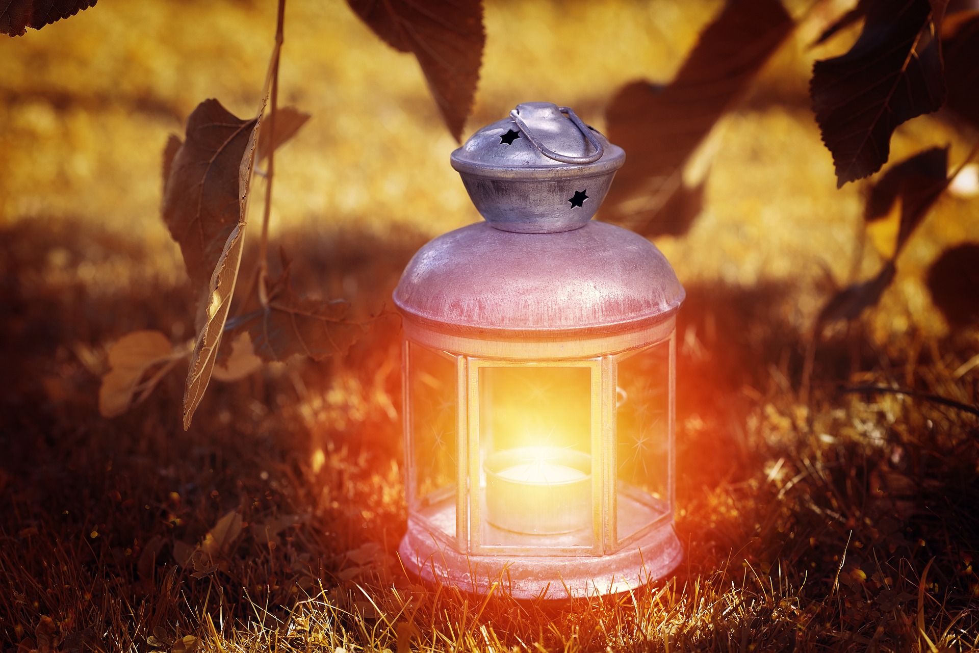 lantern-1035717_1920.jpg.