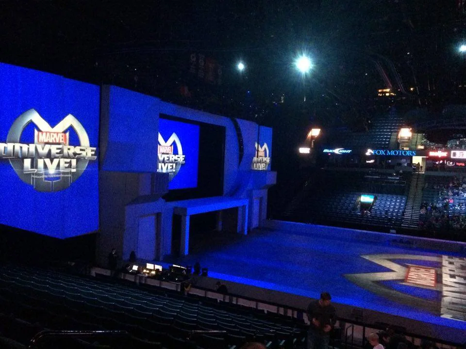 They project different setting on this structure and the floor. Impressive lighting work in this show. 