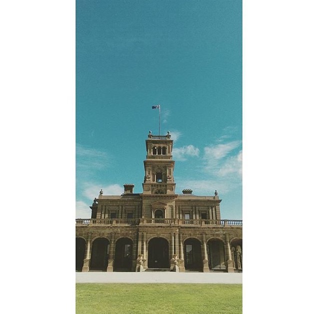 7. Werribee Mansion, Werribee Park Heritage listed Werribee Mansion is a stately old building that has been meticulously preserved. The grounds are also impeccably kept and include lakes, gardens and green houses. During the year the Mansion hosts many special events such as Children's Week picnic and the Easter Egg hunt. 