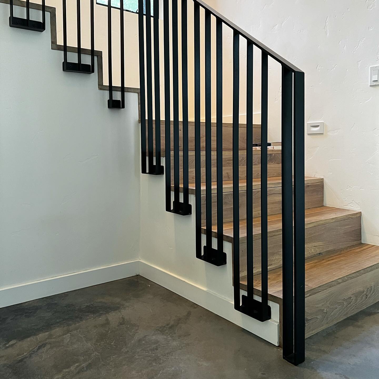 Vertical railing, but make it sexy 😎.

One of our favorite designs to date in the home of some of our favorite people. 🖤

#verticalrailing #metalfabrication #handrails #residentialconstruction #artisanmetalfabrication #architecturalelements #staird