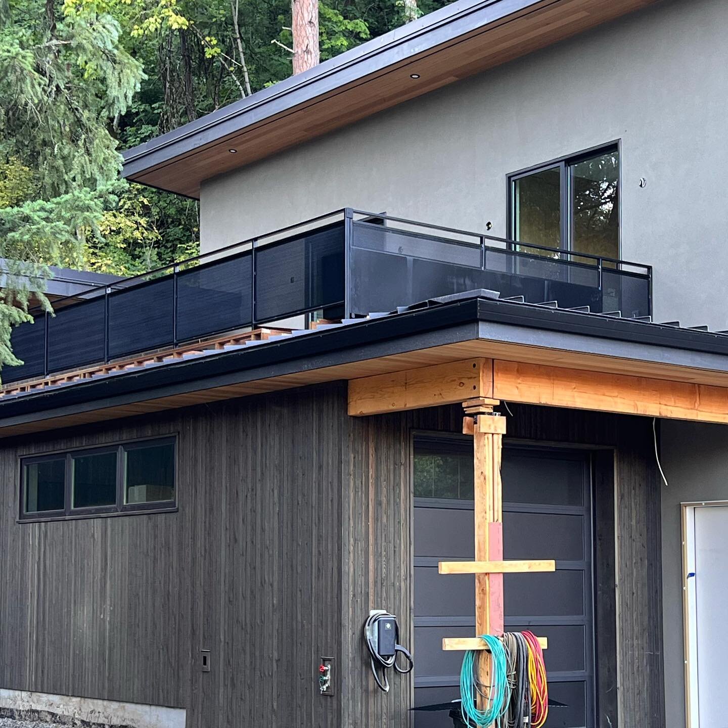 This perforated steel + planter box combo is going to create quite the rooftop sanctuary come spring time 🙌🏻🌿.

Architect + Builder: @sagerdesignbuild 
Metal: @futurefolksupplyco