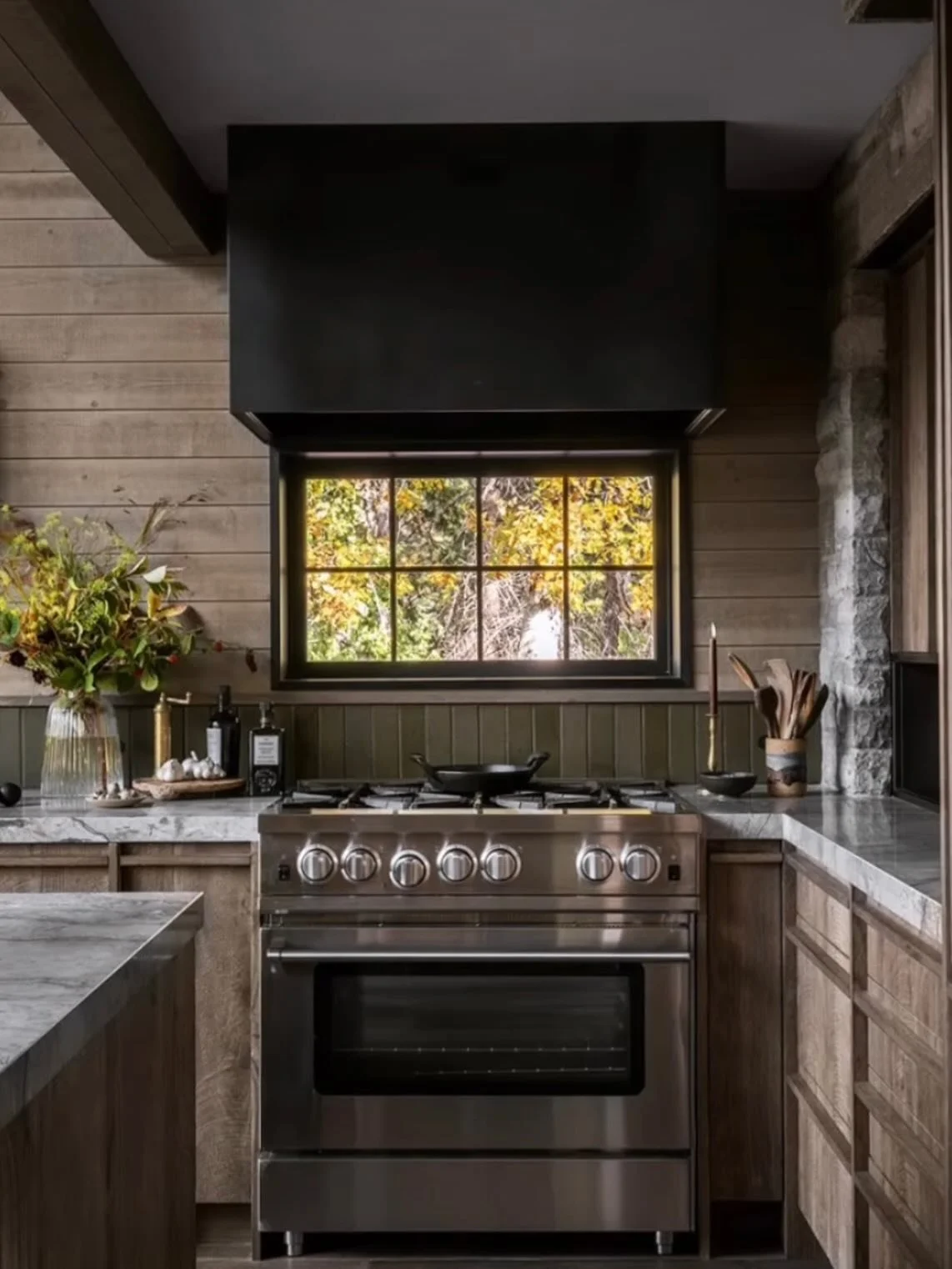 Every detail tells a story. We love the part about the metal&hellip;☺️ 

Contractor: @crafthomesnw 
Design: @allisonlindinteriors 
Styling: @teressajohnson 
Photography: @_karamercer 
Metal Fab: @futurefolksupplyco