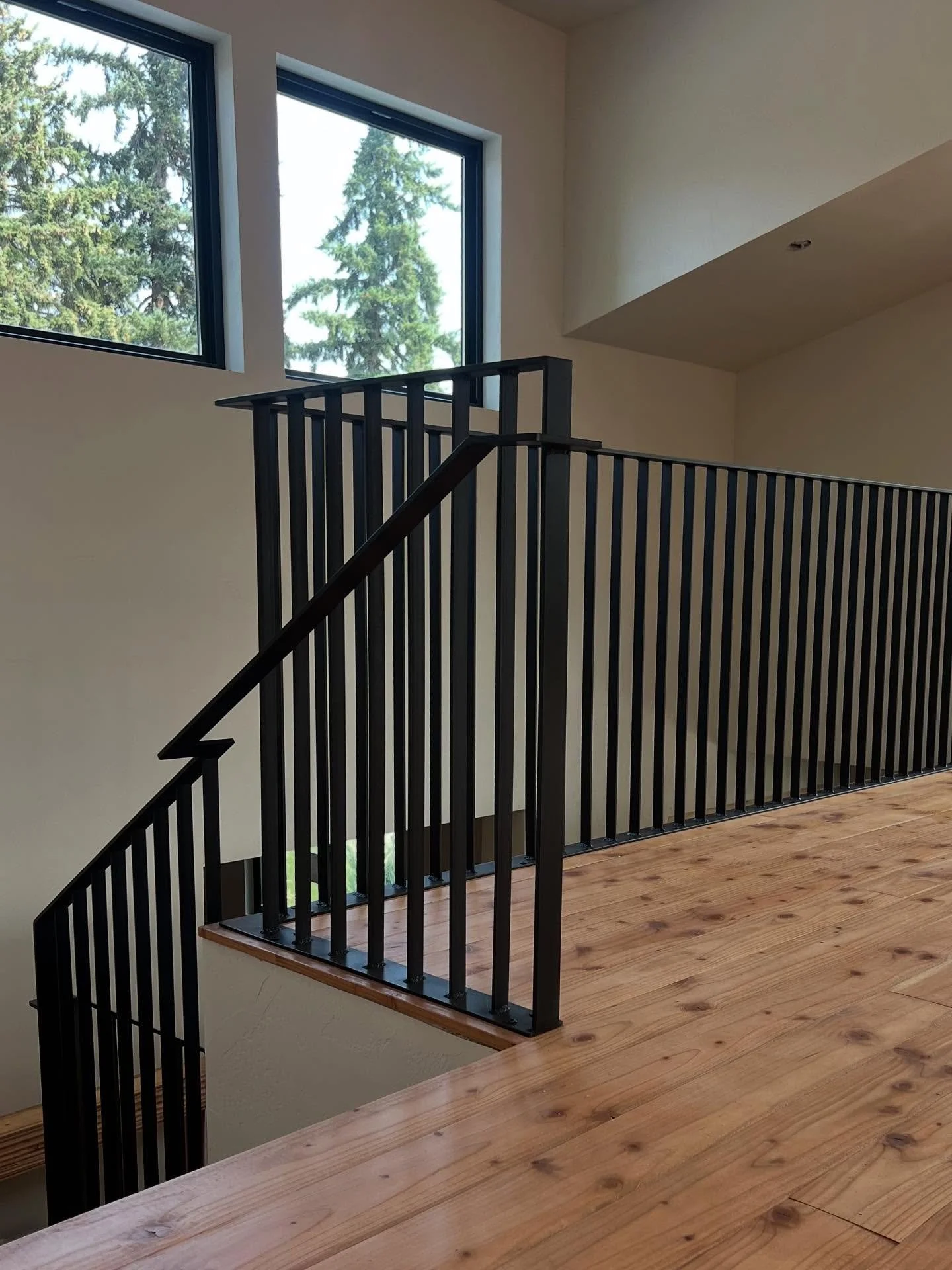 We wrapped up a beautiful flat bar railing this week. The homeowners are doing so much of the work themselves, including those gorgeous floors 🤩. 

Thanks for having us sprinkle in some metal @kgarrison23 

And cheers to the crew for helping with th
