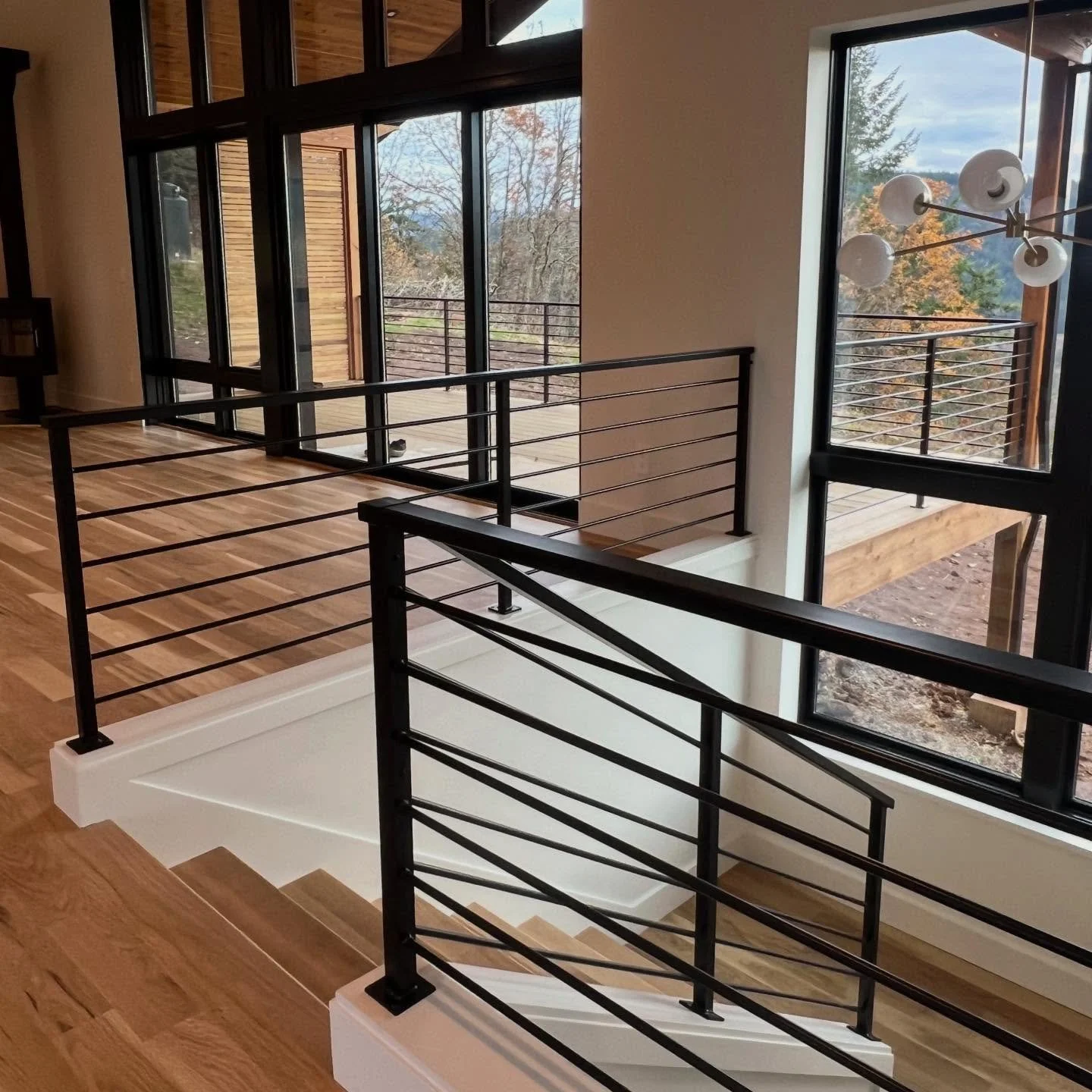 Classic horizontal railings for this @sagadesignarchitects home. The way the railing appears to pass through the exterior wall onto the deck is so good 🤩.