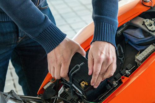 Motorrad Ausbau-Einbau der Batterie