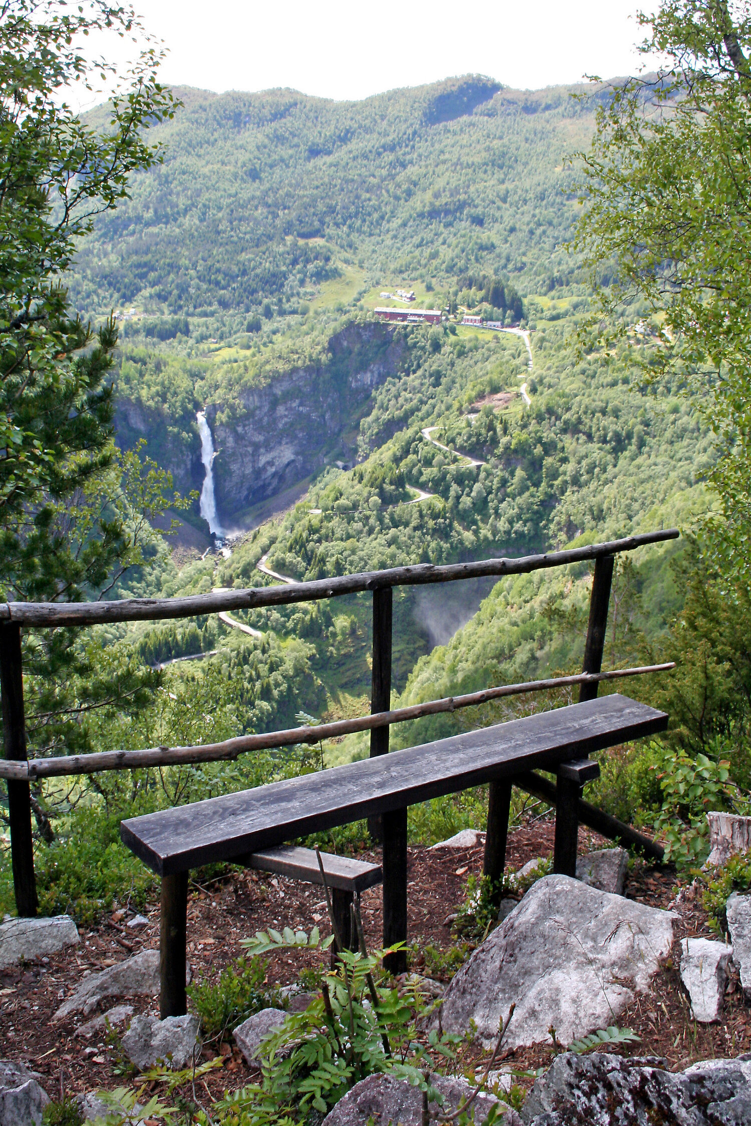 Stalheim+Hotel+og+Stalheimskleiva+fra+stien+til+Nåli.jpeg